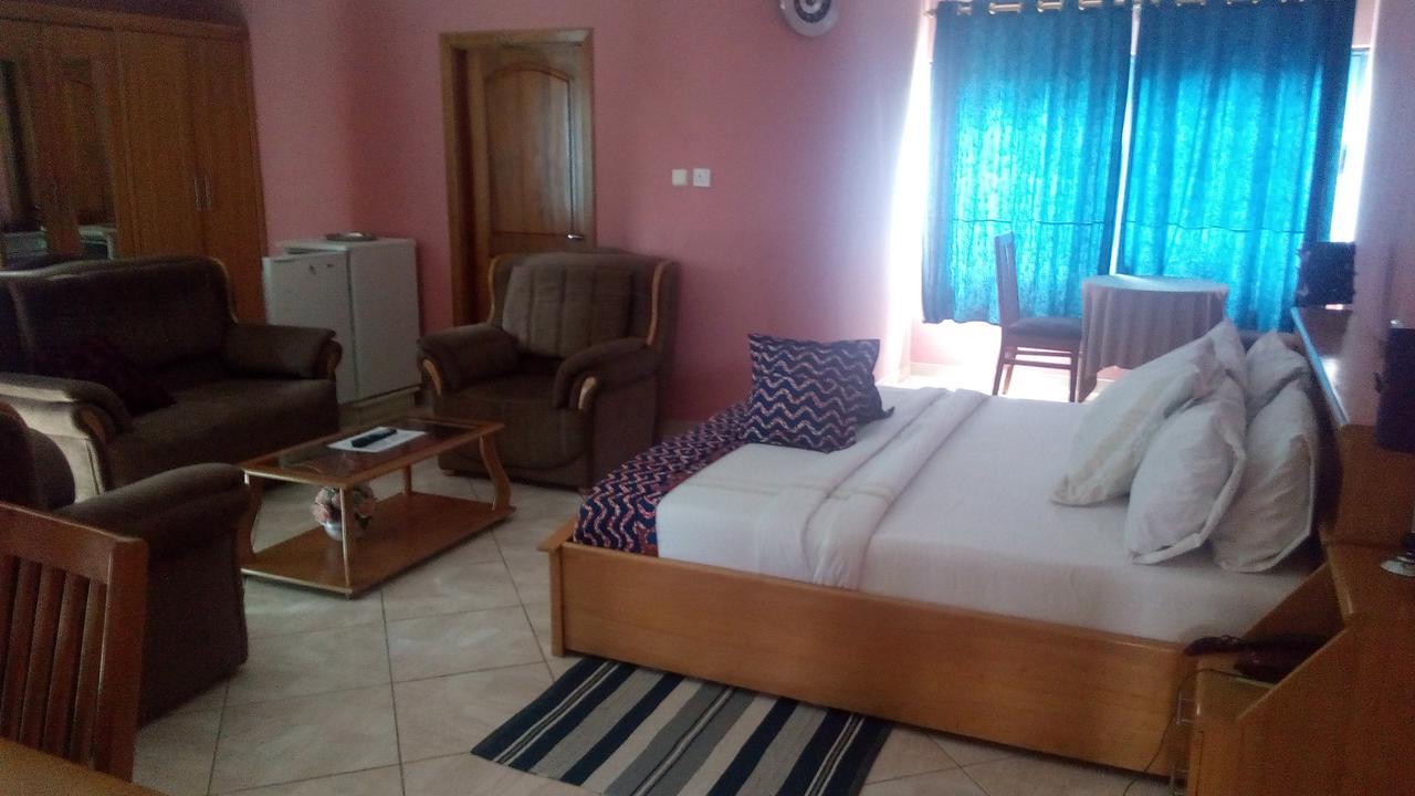 Brookvale Hotel Weija 外观 照片